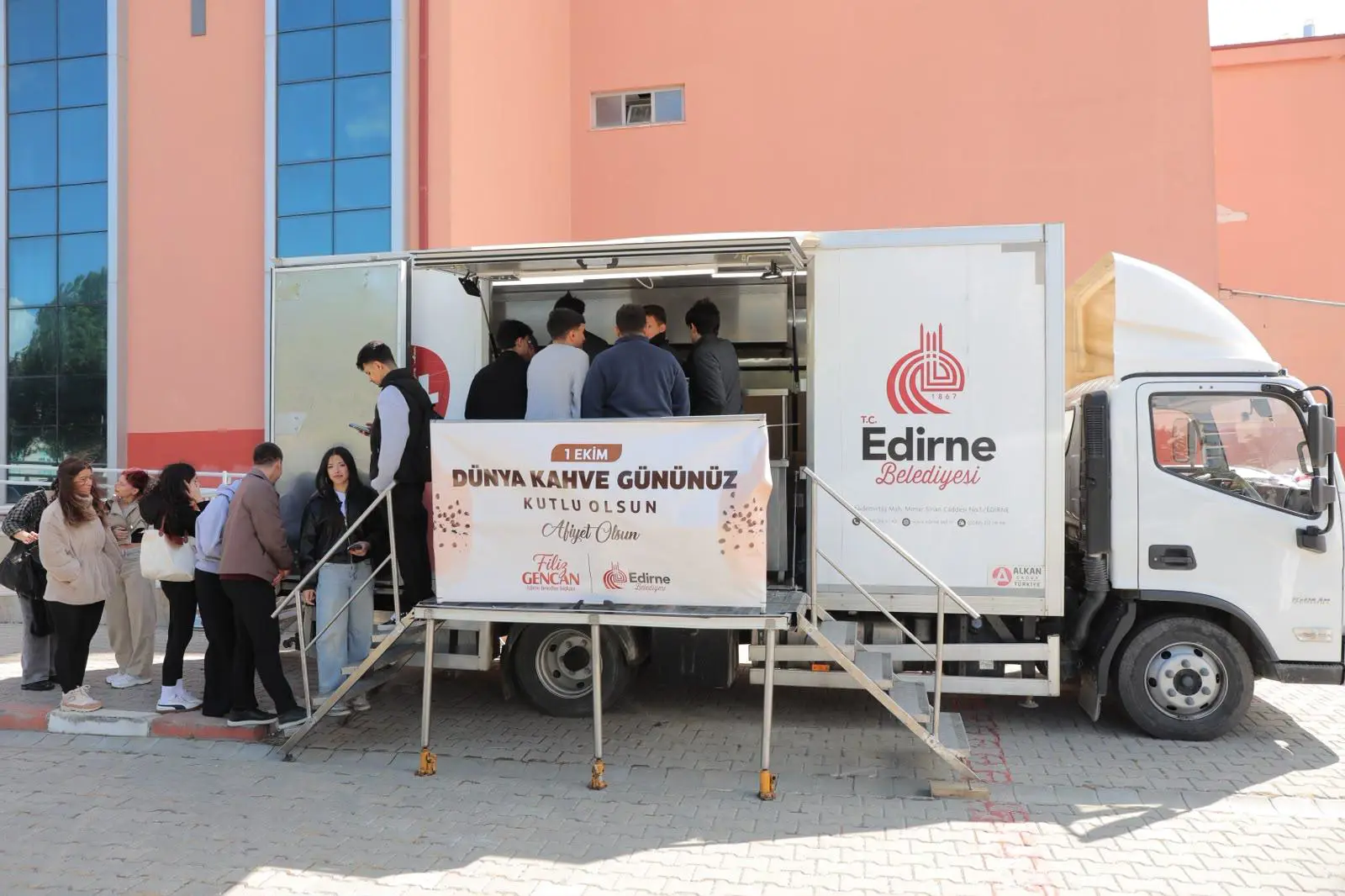 DÜNYA KAHVE GÜNÜ’NDE ÖĞRENCİLERLE KAHVE MOLASI galeri görseli